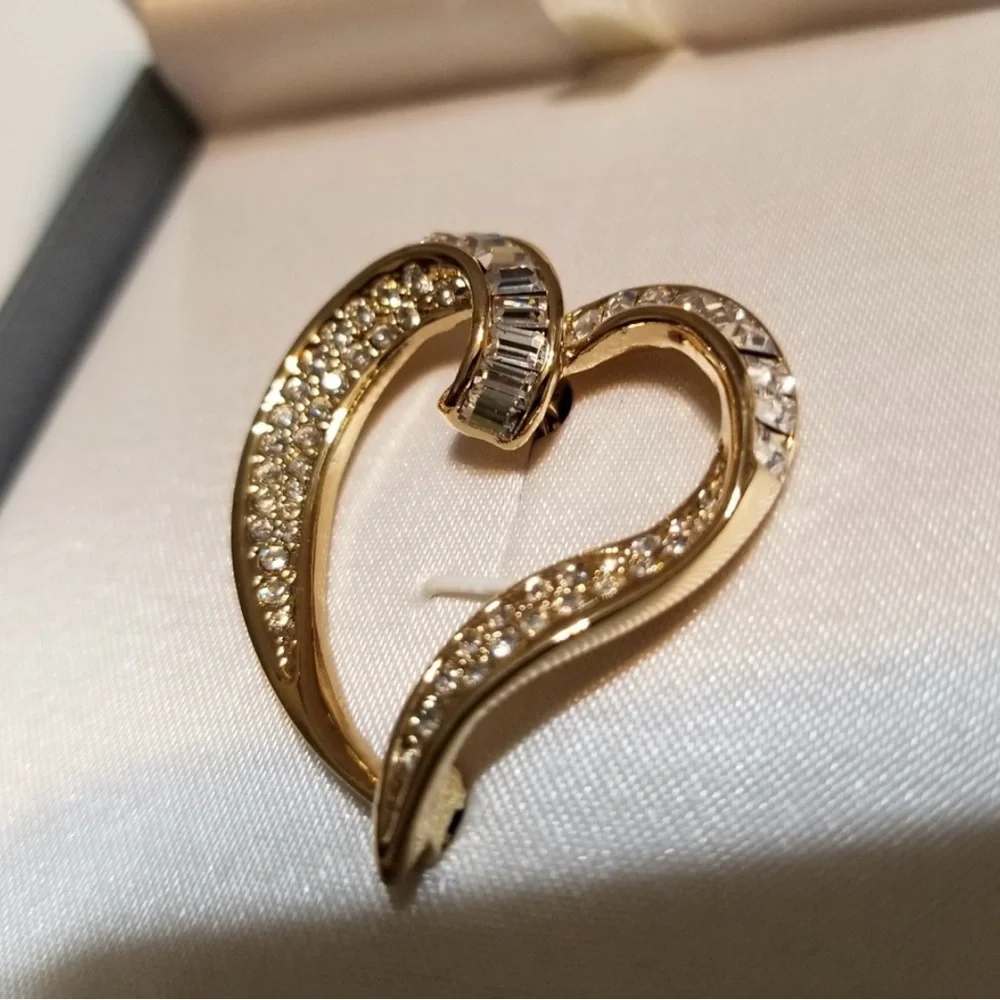 Crystal Open Heart Brooch - Picture 2 of 8